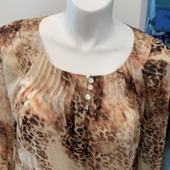 Chico’s 🦒 Print, Button Sleeve, Floaty Summertime Blouse. - Picture 9 of 11